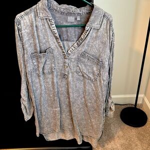 Gray long sleeve shirt